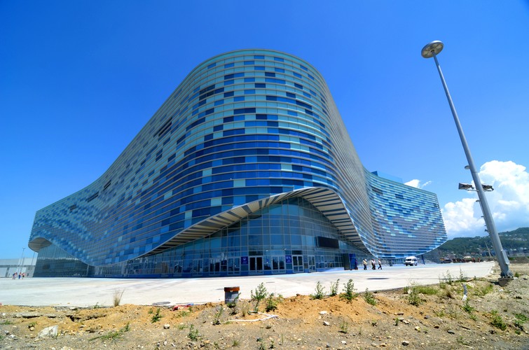 9. Hala Iceberg Skating Palace Hala została wybudowana przez spółkę Ingeokom, która przejęła jej budowę od innego podmiotu i podniosła wycenę budowy pięciokrotnie. Przez dwa lata  Ingeokom nie złożył dokumentacji projektu, więc do tej pory nie wiadomo, na co wydał 272,2 mln dolarów. Obiekt kosztował co najmniej 2-3 razy więcej niż powinien. Może pomieścić 12 tys. widzów.