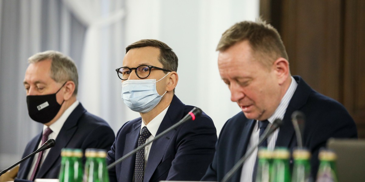 Od lewej: minister rolnictwa Henryk Kowalczyk, premier Mateusz Morawiecki i poseł Robert Telus podczas posiedzenia sejmowej Komisji Rolnictwa i Rozwoju Wsi