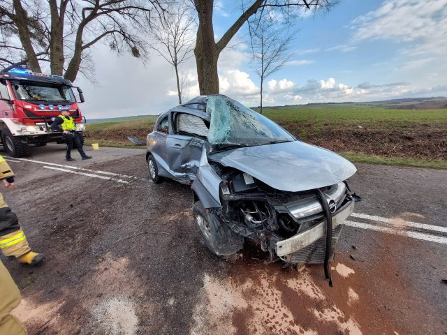 Gmina Barczewo. 23-latka w BMW wjechała na czołówkę z oplem. Cztery osoby w szpitalu [ZDJĘCIA]