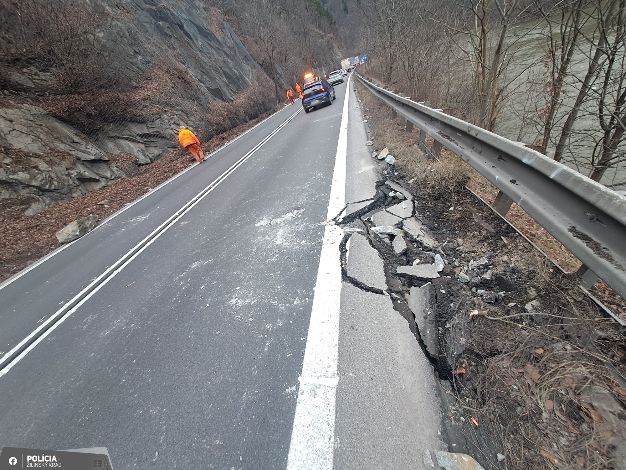 Pod Strečnom sa tvoria rozsiahle kolóny kvôli padnutým kameňom.