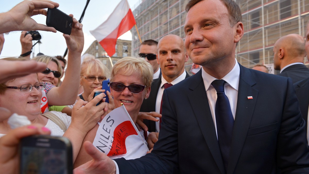 Naprawa Polski jest możliwa, zrobię wszystko, by zrealizować wszystko to, co obiecałem - mówił dzisiaj przed Pałacem Prezydenckim prezydent Andrzej Duda. Jak dodał, to bzdury, że nie da się w Polsce obniżyć wieku emerytalnego i podnieść kwoty wolnej od podatku.