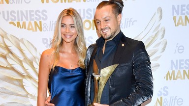 Sandra Kubicka i Baron na gali fundacji Rak'n'Roll. Uwagę zwraca dekolt znanej aktorki