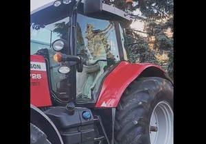 Maturant na maturu došao traktorom