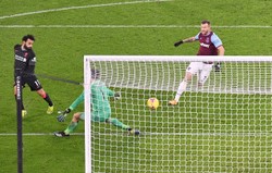 Fabiański trzy razy wyjmował piłkę z siatki. Salah przełamał strzelecką niemoc