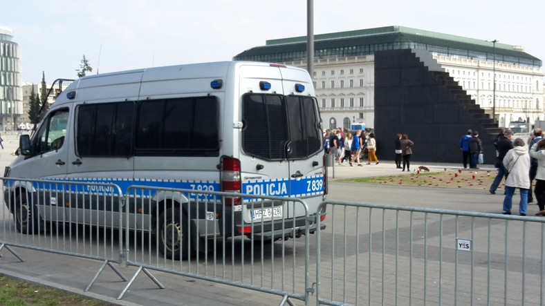 Policja pilnuje pomnika smoleńskiego