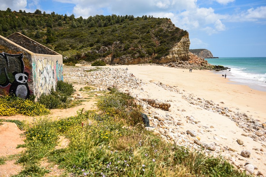 Praia da Boca do Rio – poruszając się w kierunku na wschód od Sagres – kolejna dzika plaża do odkrycia.