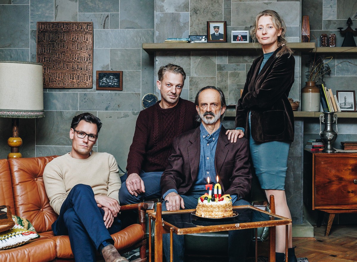 Magdalena Popławska, Jacek Koman, Grzegorz Damięcki i Bartosz Gelner w serialu "Scheda"