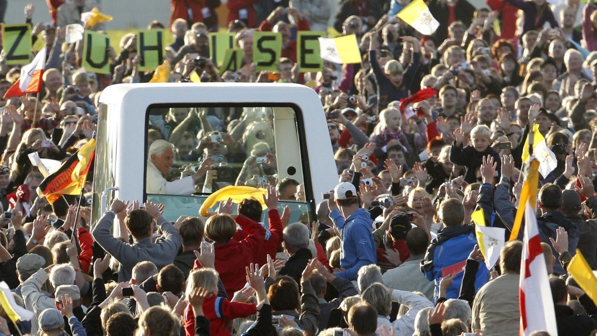 Benedykt XVI dobrze znosi trudy podróży - zapewnił, w drugim dniu papieskiej wizyty w Niemczech, rzecznik Watykanu ksiądz Federico Lombardi podczas rozmowy z dziennikarzami w Erfurcie.