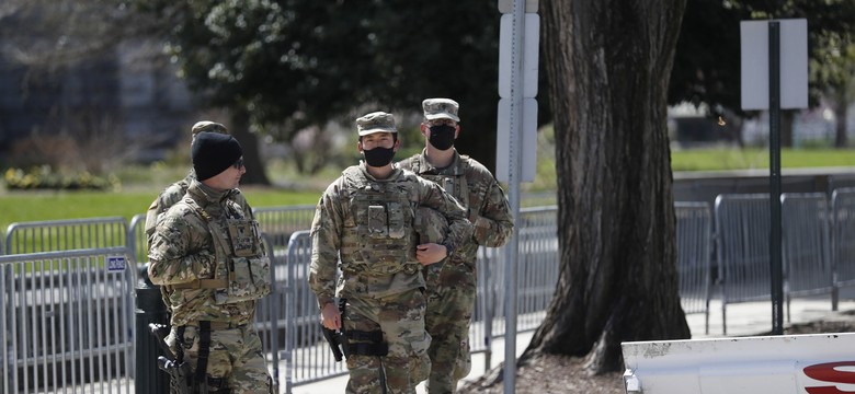 Samochód wjechał w barykadę przy Kapitolu. Sprawca ataku nie żyje