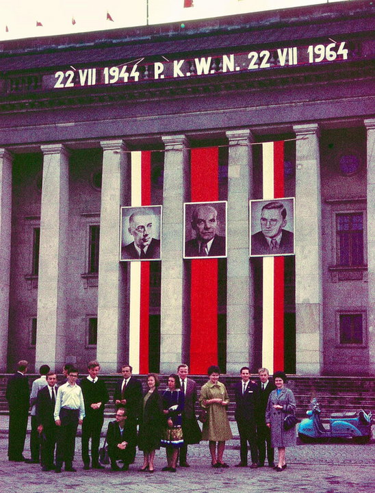 Lipiec 1964 - Józef Cyrankiewicz, Wiesław Gomułka i Aleksander Zawadzki na fasadzie. Źródło: Knut Schjetne