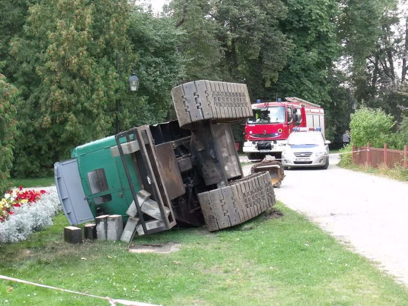 Koparka przygniotła mężczyznę w parku w Ciechocinku!