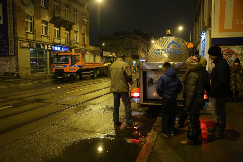 Przebili wodociąg na Przybyszewskiego. Woda zalała torowisko i ulicę