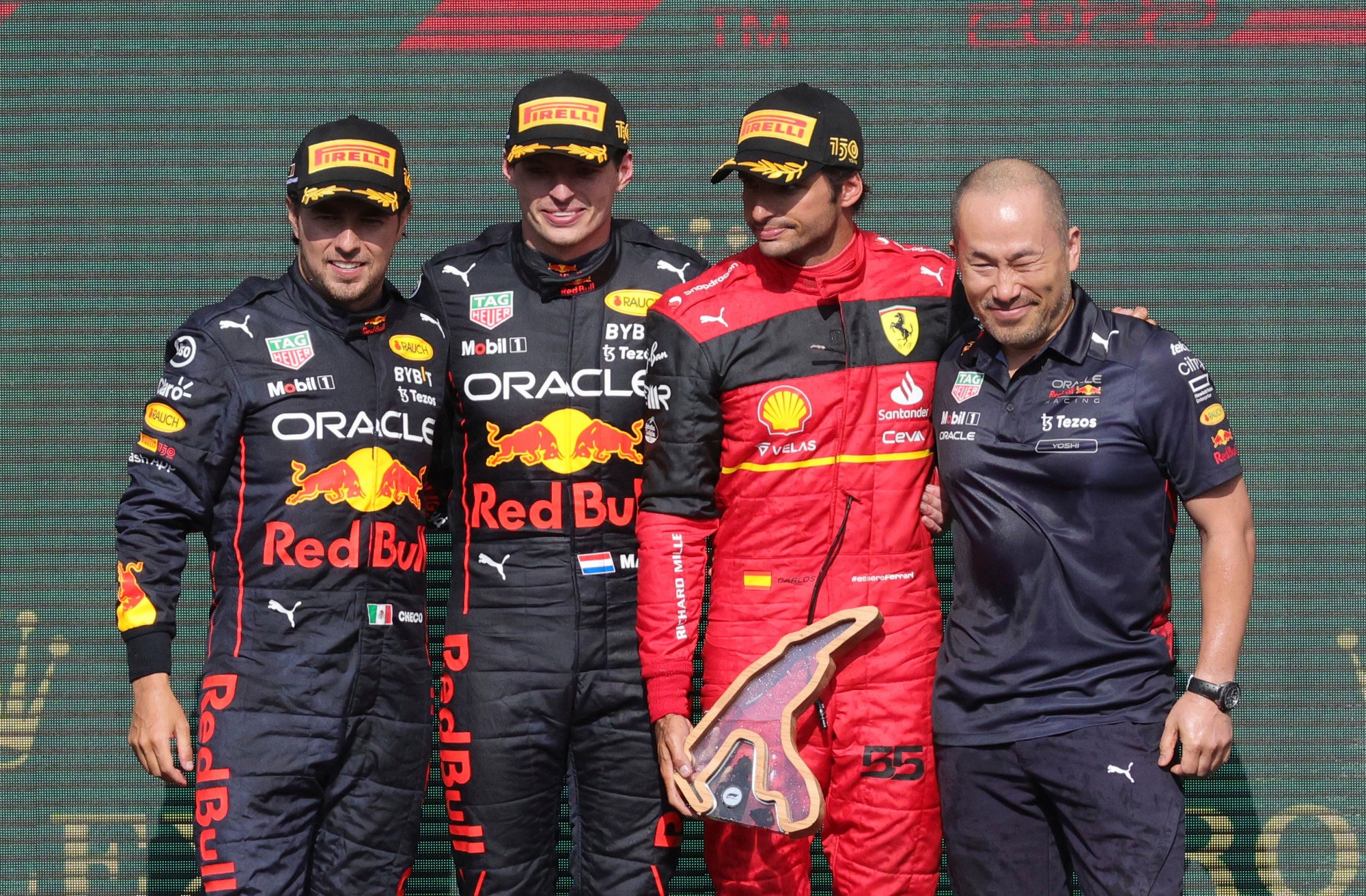Holandský pretekár Max Verstappen (druhý zľava) z tímu Red Bull pózuje na pódiu po triumfe na Veľkej cene Belgicka, doplnil ho Sergio Perez (vľavo) a Carlos Sainz na Ferrari (druhý sprava).
