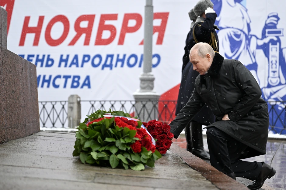 Vladimir Putin polaže cveće na spomenik Kuzmi Mininu i Dmitriju Požarskom u Moskvi 4. novembra