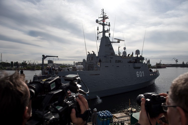 Wykorzystana przy budowie konstrukcji amagnetyczna stal oraz cichy elektryczny napęd, zmniejszą ryzyko wywołania eksplozji rozmieszczonych na morzu min, które w wielu przypadkach reagują na dźwięk i pole magnetyczne. 

<br><br> fot. (cat) PAP/Roman Jocher