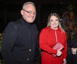 Katarzyna Niezgoda w olśniewającej stylizacji. Na czerwonym dywanie towarzyszył jej mąż [FOTO]