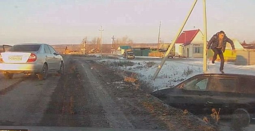 Vozač automobila skače po krovu kombija