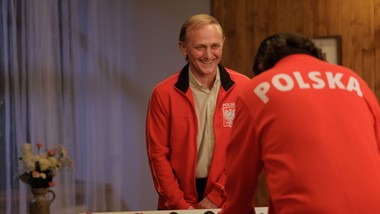 to trzeba obejrzeć. zamachowski i chyra jako giganci piłki. reżyseruje twórca "piłkarskiego pokera"