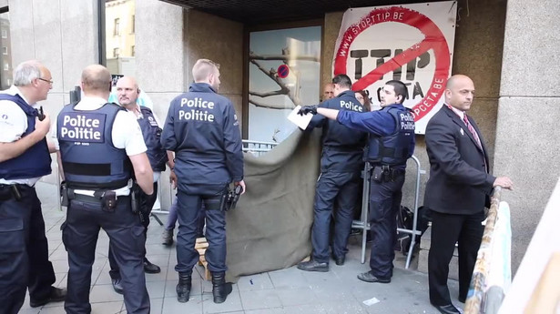 40 zatrzymanych po demonstracji przeciwko TTIP. Obsypywali negocjatorów konfetti i brokatem