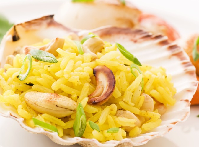 Curry, które ma w swoim składzie m.in. kurkumę, zalecana jest osobom w podeszłym wieku, gdyż pomaga w leczeniu alzheimera. Poza tym dowiedziono, że zmniejsza stan zapalny w organizmie i hamuje wzrost komórek nowotworowych. Poza tym jedna łyżeczka curry zawiera tyle samo przeciwutleniaczy co pół szklanki winogron - czyli działa silnie odmładzająco. (Curry idealnie komponuje się z mięsem lub rybami w pikantnej zalewie oraz ryżem, który gotowany z przyprawą, barwi się na żółty kolor).