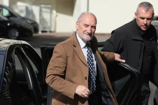 Order Orła Białego dla Macierewicza. 'To naplucie w twarz rodzinom smoleńskim'