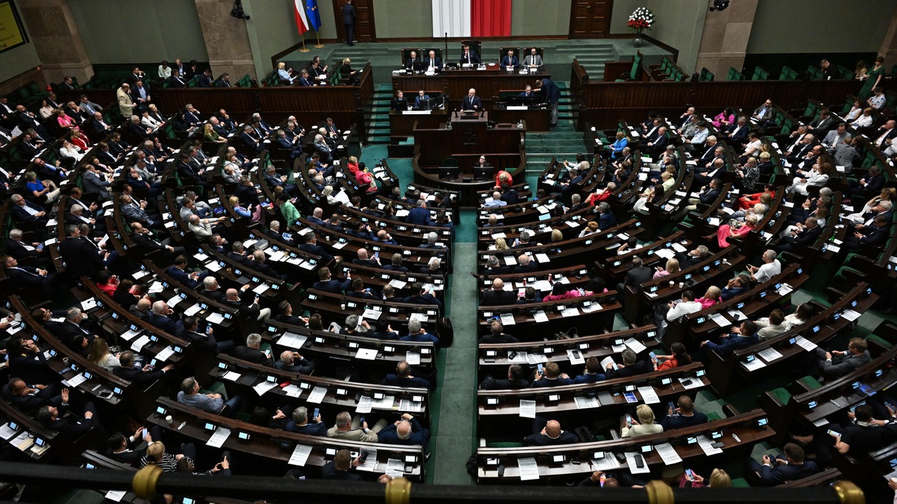 Nowy sondaż partyjny. PiS przed KO. Pięć partii na granicy progu wyborczego