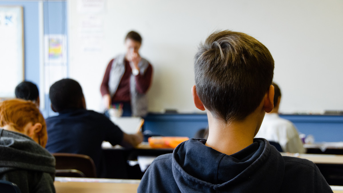 Wielu nauczycieli czuje się zestresowanych pracą. Warunki lokalowe w szkołach, ubogie zaplecze dydaktyczne, niskie płace i małe wsparcie ze strony społeczeństwa - wszystkie te czynniki nie tylko utrudniają realizację nauczycielskich ambicji, ale uniemożliwiają godne życie.