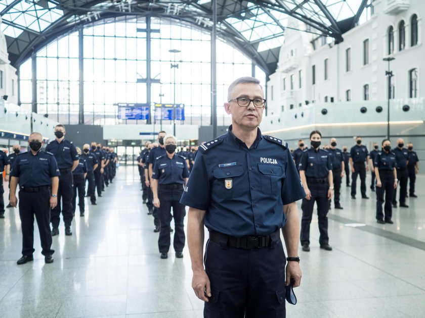 Policjanci robili pompki, żeby pomóc