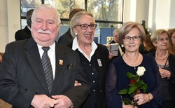 Dyplom z podpisami przywódców UE jako urodzinowy prezent dla Wałęsy. Zabrakło życzeń od jednego