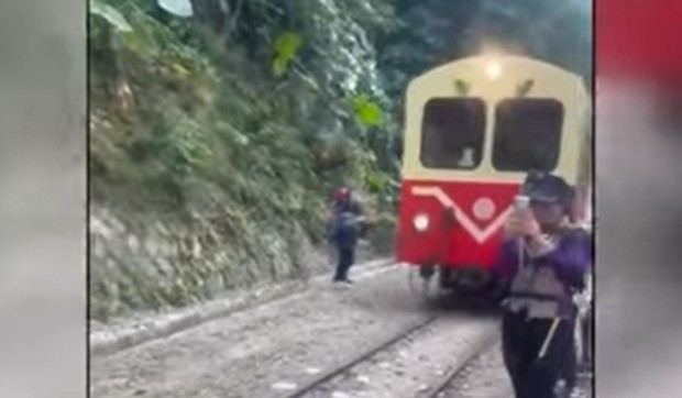 Turistkinju udario voz