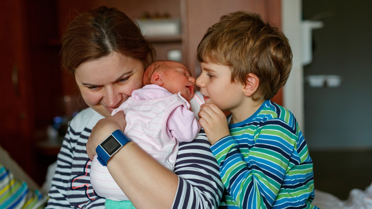 "Čuvala sam rođenom bratu decu za 10.000 dinara, kad sam našla posao nastao je haos" / ILUSTRACIJA  