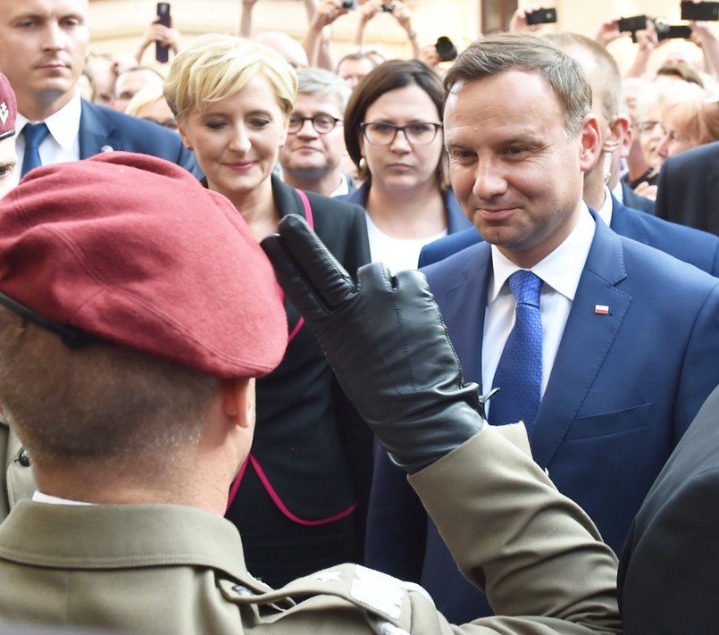 Wczoraj w Archikatedrze Św. Jana w Warszawie Andrzej Duda złożył kwiaty na grobach prezydentów Gabriela Narutowicza i Ignacego Mościckiego, a także przed tablicą upamiętniającą prezydenta Stanisława Wojciechowskiego. Zostawił wiązankę kwiatów również przy sarkofagu prymasa Stefana Wyszyńskiego oraz prymasa Józefa Glempa.