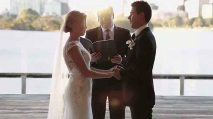 A pár ekkor még nem gondolta, hogy pillanatokon belül örök emlékkel gazdagodik az esküvőjük /Fotó: Youtube