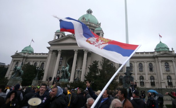 Gorąco w Serbii. Tysiące ludzi na ulicach. Rząd zabarykadował się w parlamencie