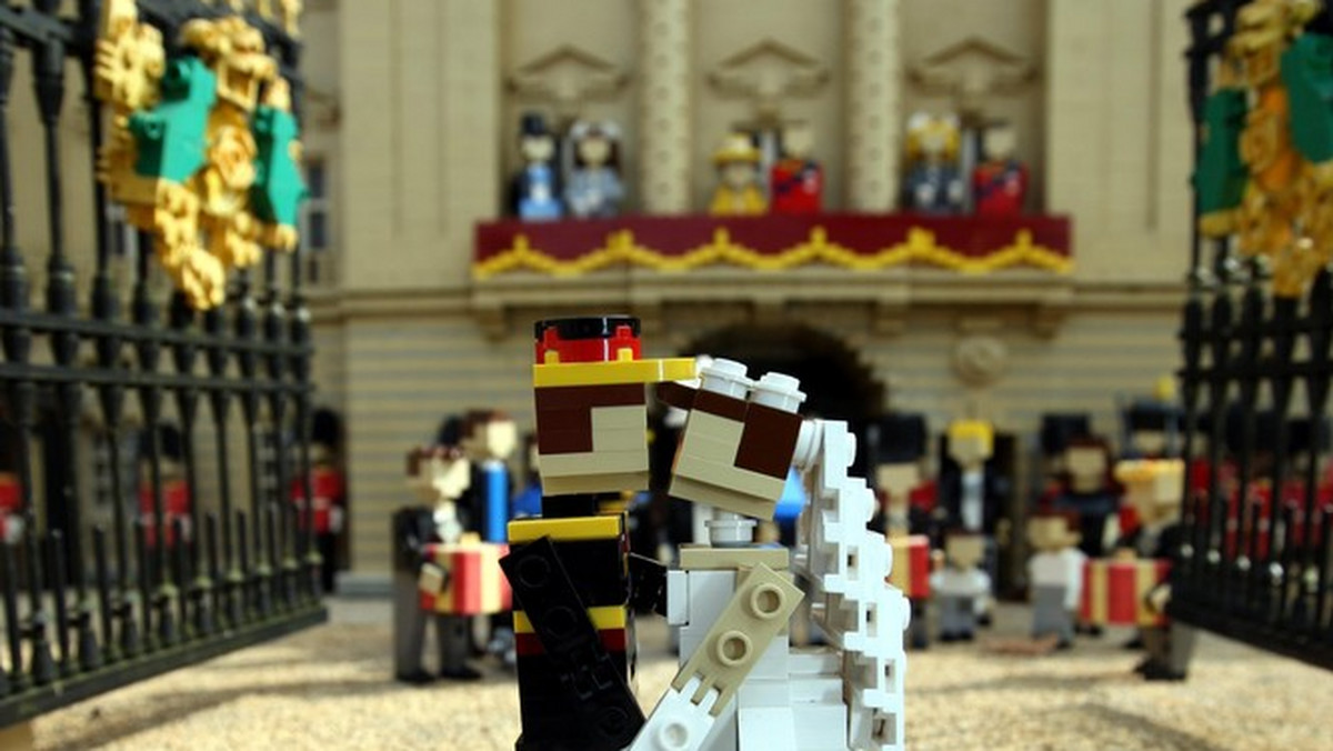 Szczęśliwa młoda para, tłum skandujących gości, a w tle Pałac Buckingham - tak wygląda królewski ślub księcia Williama i Kate Middleton w... Legolandzie. Kompozycja zbudowana została z setek klocków Lego. Zadbano o najmniejsze szczegóły, jak welon i rękawiczki panny młodej.