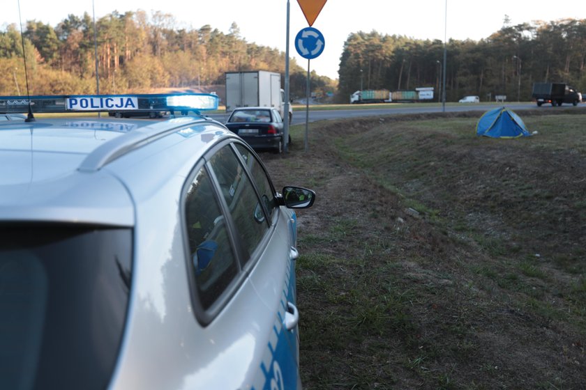 Rozbiła samochód, noc spędziła w namiocie