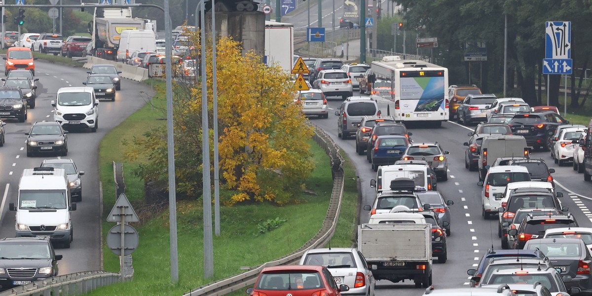 Obowiązkowe ubezpieczenie OC jest coraz droższe, a przed nami dalsze wzrosty i możliwy skokowy wzrost cen dla milionów polskich kierowców.