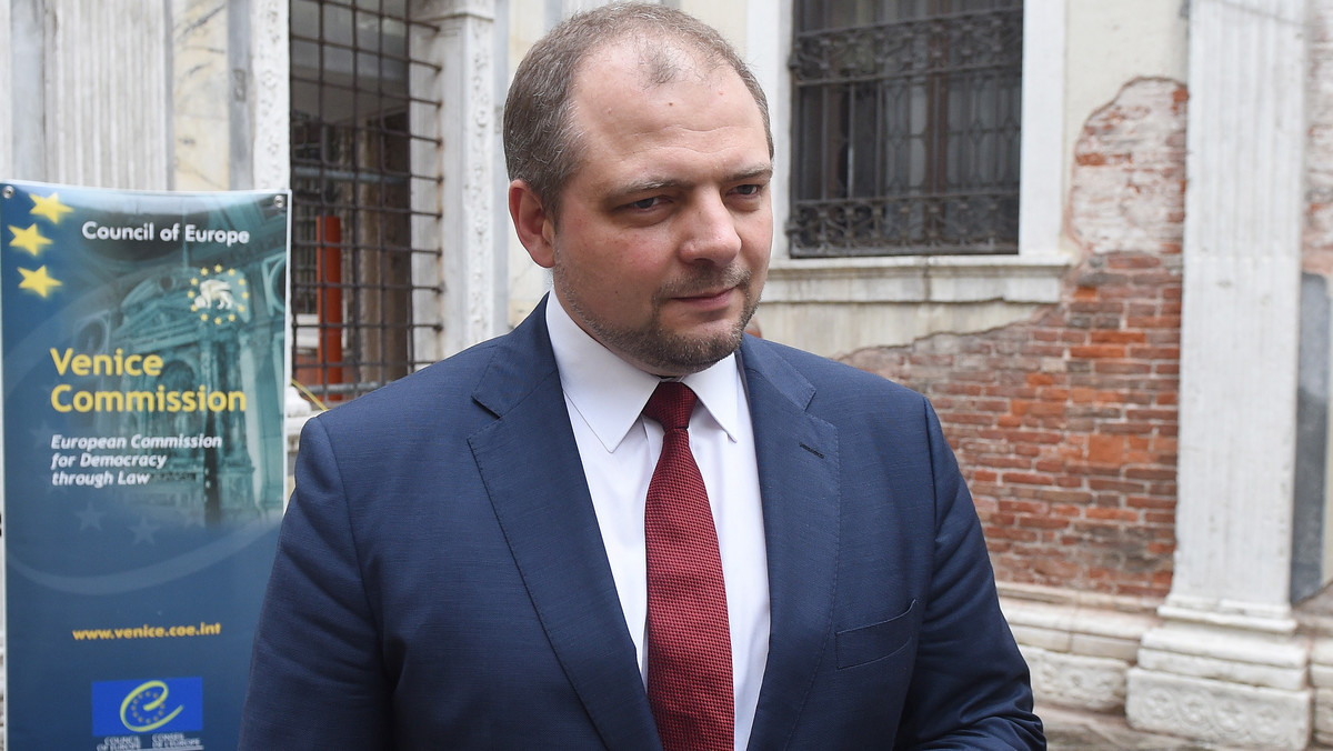 – Osobiście nie widziałem wniosku, o którym pisano w "Gazecie Wyborczej" – tłumaczy dziennikarzom "Rzeczpospolitej" Aleksander Stępkowski, wiceminister spraw zagranicznych. W ten sposób odpowiada na pytanie o to, jak Witold Waszczykowski tłumaczył mu powody, dla których zwrócił się do Beaty Szydło o jego odwołanie.