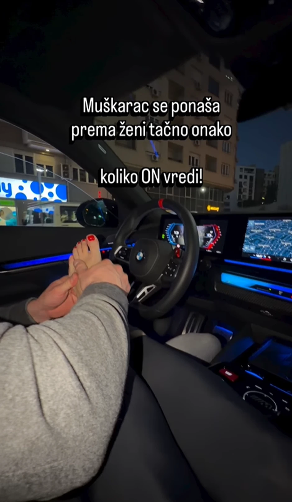 Zgodna plavuša koju svi znate bila u vezi sa ženom, sad ima novog dečka: Masira joj stopala na volanu