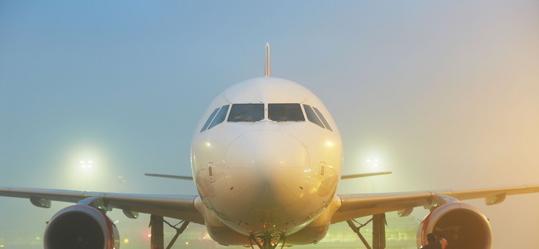 Incydent w samolocie Air Canada. Udusić pasażera kablem od słuchawek?