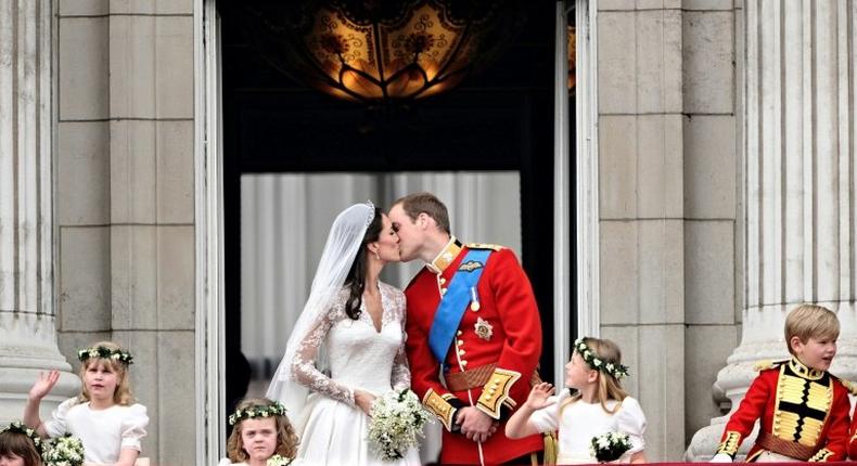 Prince William kisses his wife Kate on the balcony of Buckingham Palace after their wedding