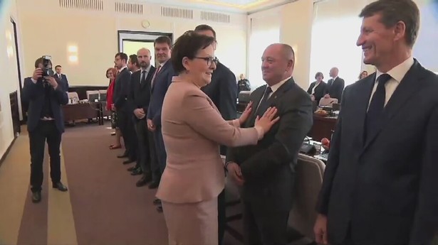 Pierwsze posiedzenie rządu po wyborach. Kopacz do ministra: Co pan taki spokojny? WIDEO