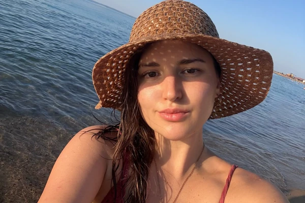 Jovana iz Srbije DONELA PARAZITA SA ZANZIBARA U STOPALU, a lekari su njen slučaj VIĐALI SAMO U KNJIGAMA: "Rekli su mi da čekam da SAM UGINE DOK JE U MENI"
