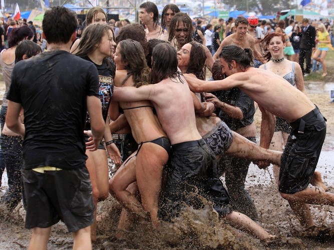 Inauguracyjne taplanie w błocie