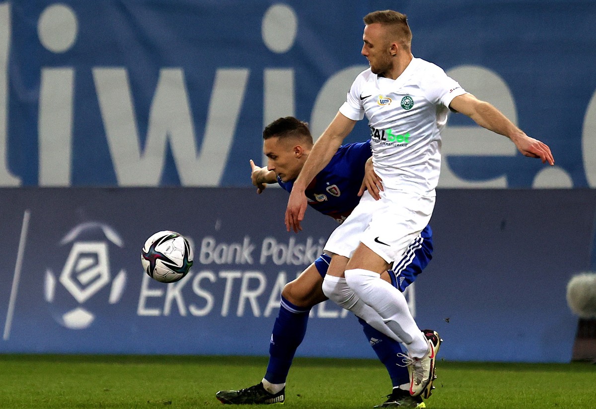 Piłkarz drużyny Piast Gliwice Michał Chrapek (tył) i Jan Grzesik (przód) z zespołu Warta Poznań podczas meczu Ekstraklasy