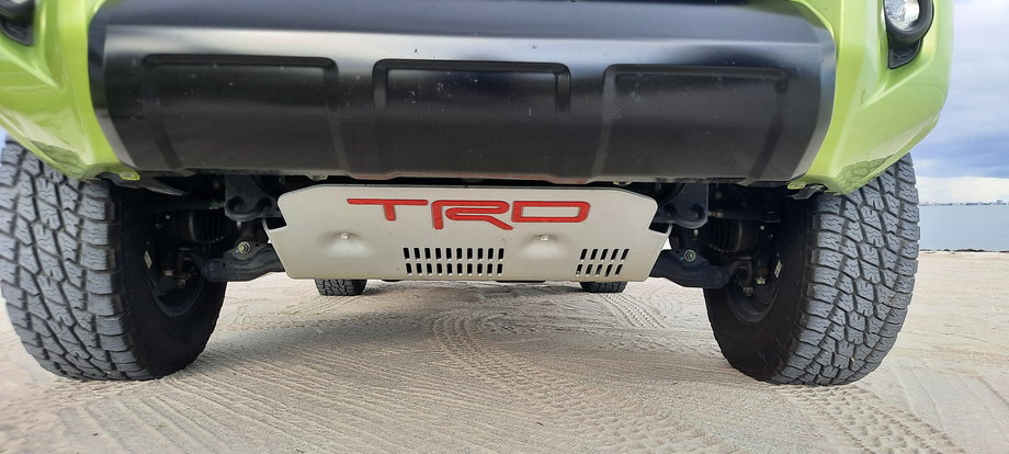 Toyota 4Runner TRD Pro - elementy silnika chroni efektowna płyta z wielkim logo TRD.