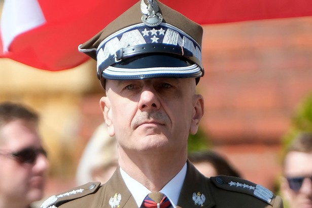 Najwyższy dowódca w Polsce zrezygnował. Kim jest gen. Andrzejczak ...