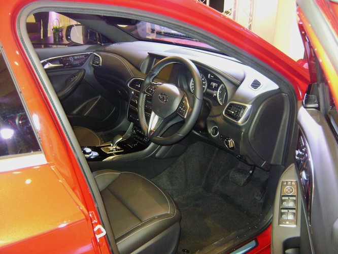 Przy produkcji Q30 Infiniti wykorzystało sojusz z koncernem Daimler AG. W nowym modelu nie brakuje zatem wielu elementów zapożyczonych z Mercedesa. Należą do nich m.in. rozwiązania panelu bocznego auta.