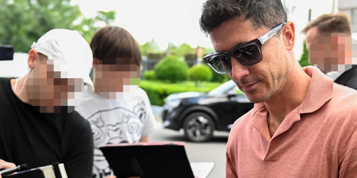 Robert Lewandowski rozdawał pod hotelem autografy.