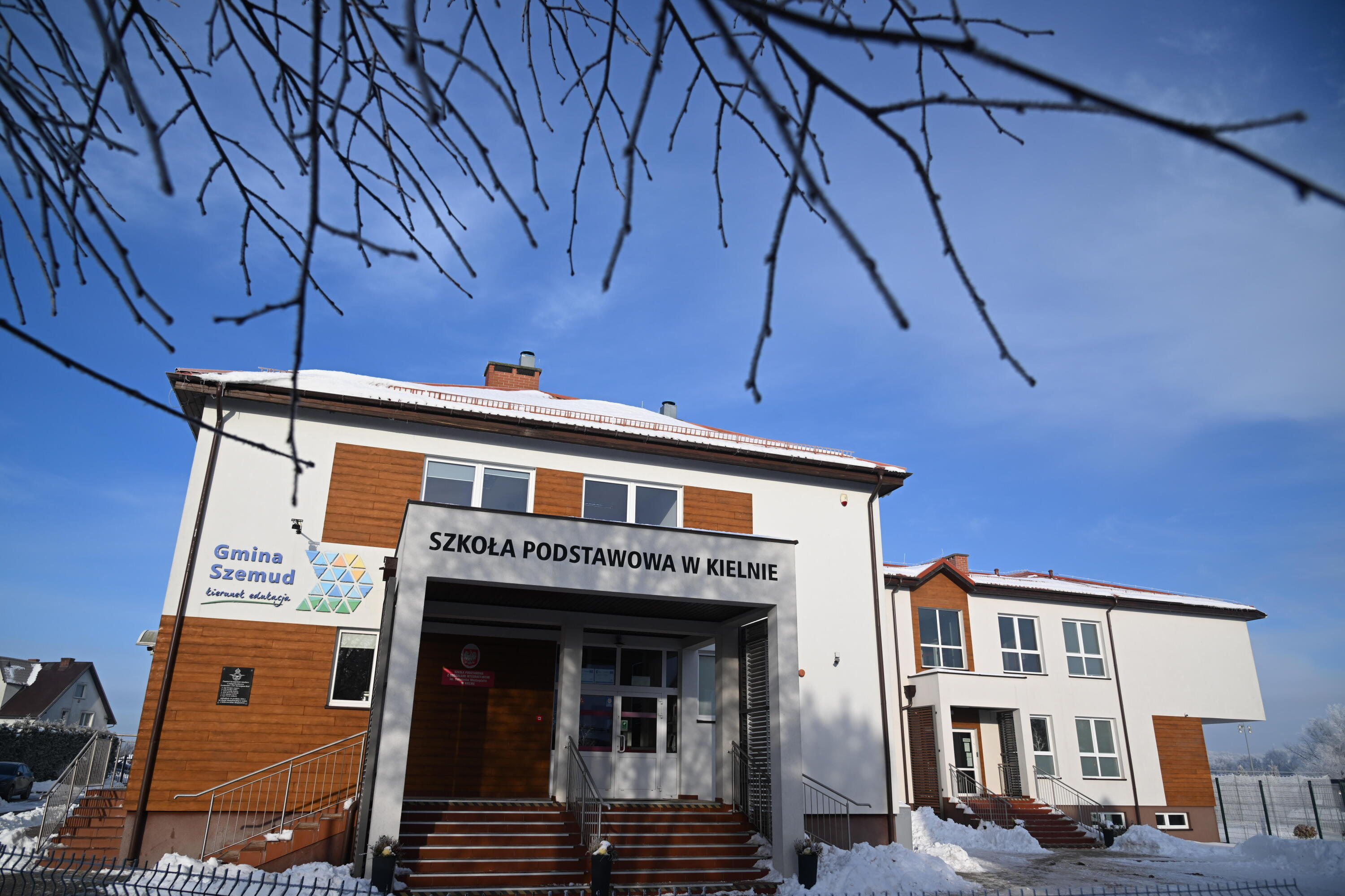 Zawieszona za wyrzucenie krzyża: Nauczycielka mówi o gadżecie z Halloween